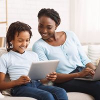 Mère et fille faisant les devoirs