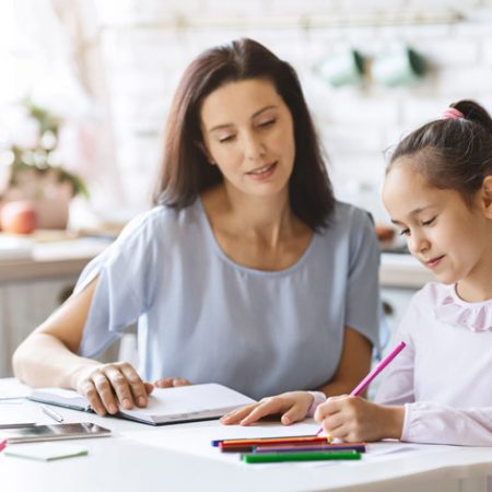 Mère aidant sa fille avec les devoirs